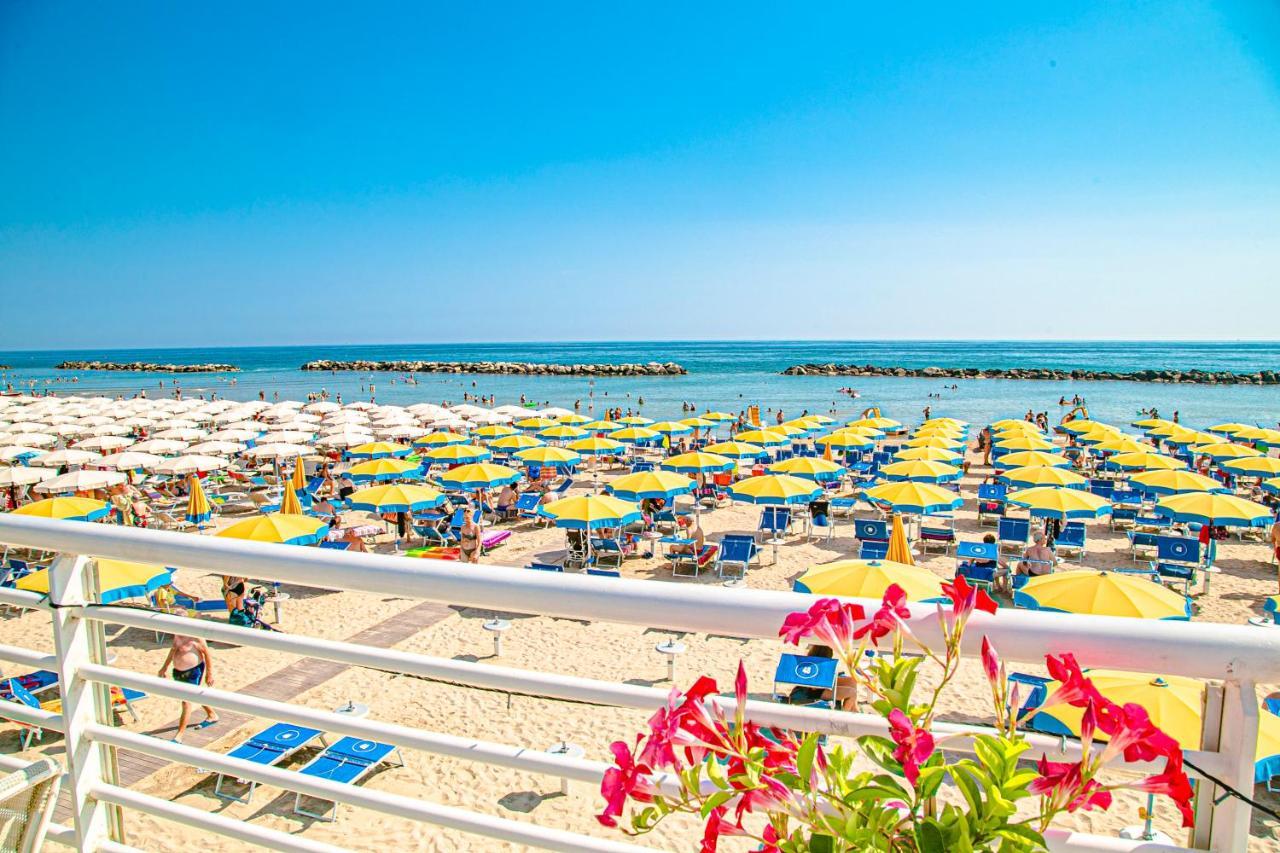 Hotel Ambasciatori Bellaria – Igea Marina Kültér fotó