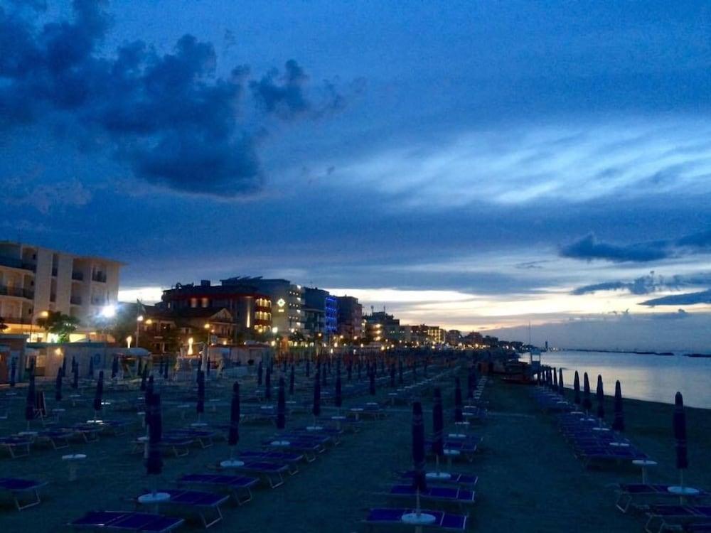 Hotel Ambasciatori Bellaria – Igea Marina Kültér fotó